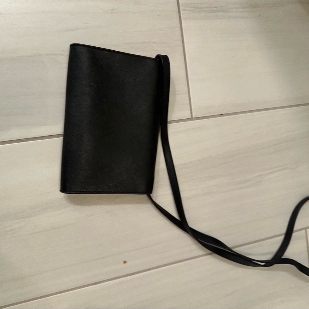 Michael Kors Black Wallet Sleek Design Essential Accessory - Picture 2 of 3